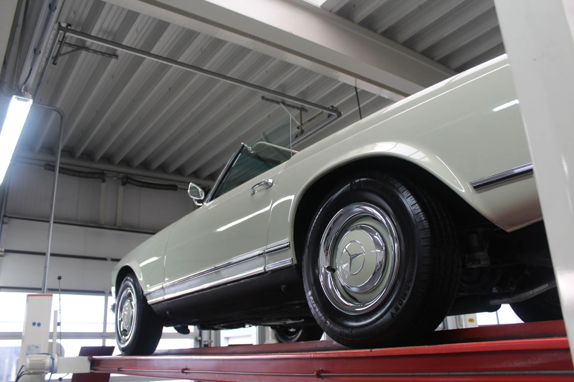 1967 Mercedes-Benz 230 SL, 13/30