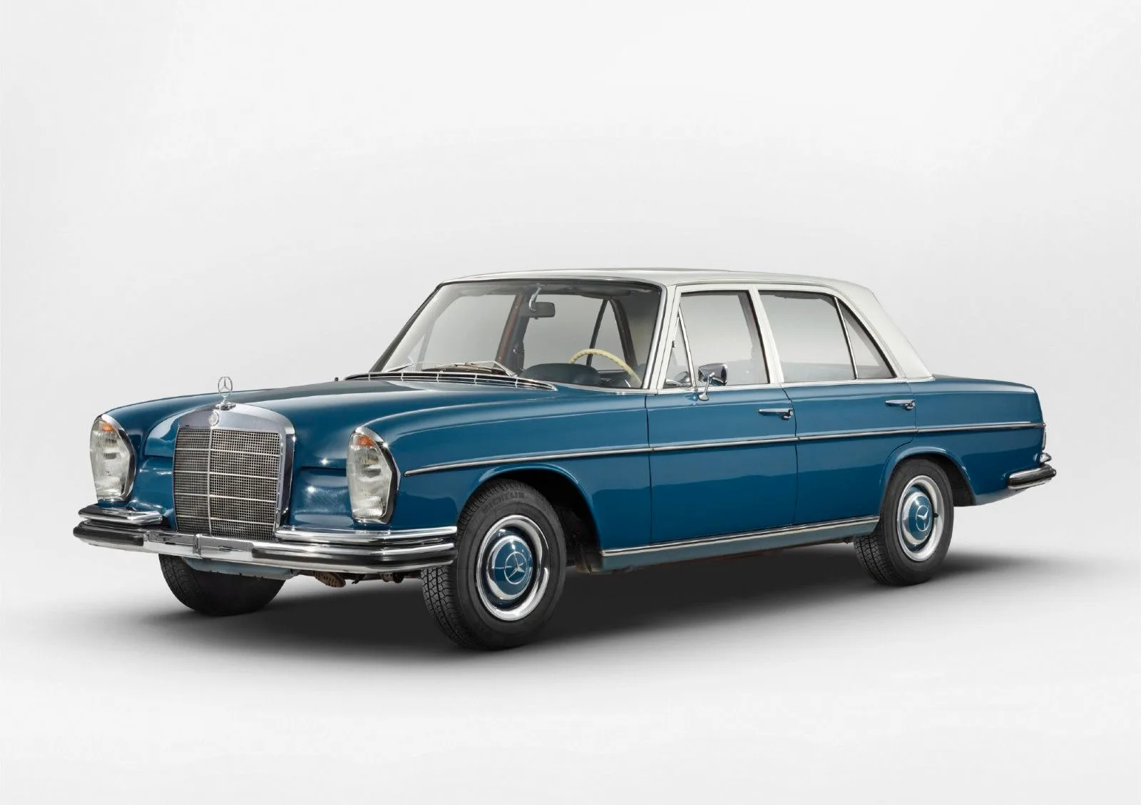 1967 Mercedes-Benz 250 SE en un concesionario especializado de Lindau, Alemania, foto principal