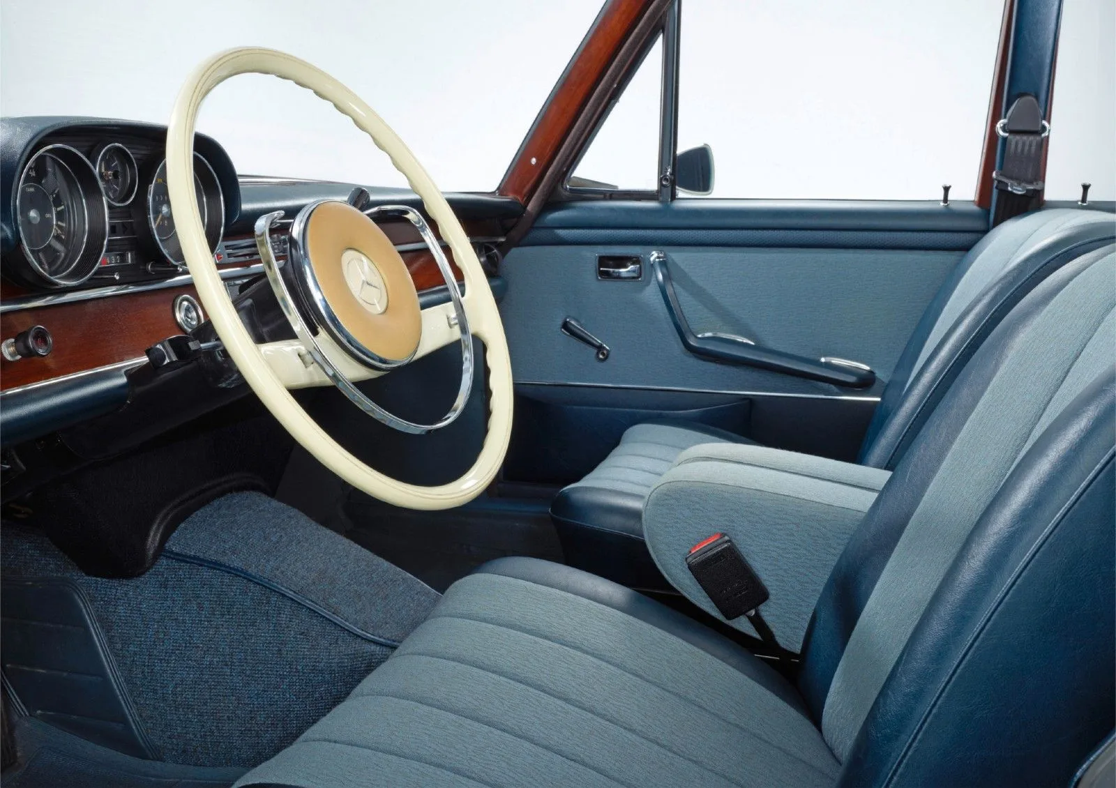 1967 Mercedes-Benz 250 SE, 4/7