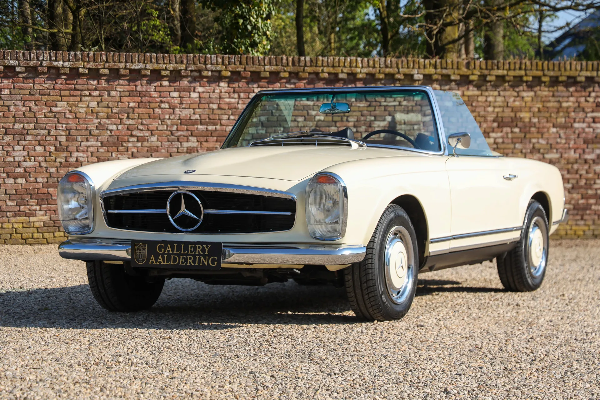 1967 Mercedes-Benz 250 SL offered by a specialist dealer in Brummen, Netherlands, main photo
