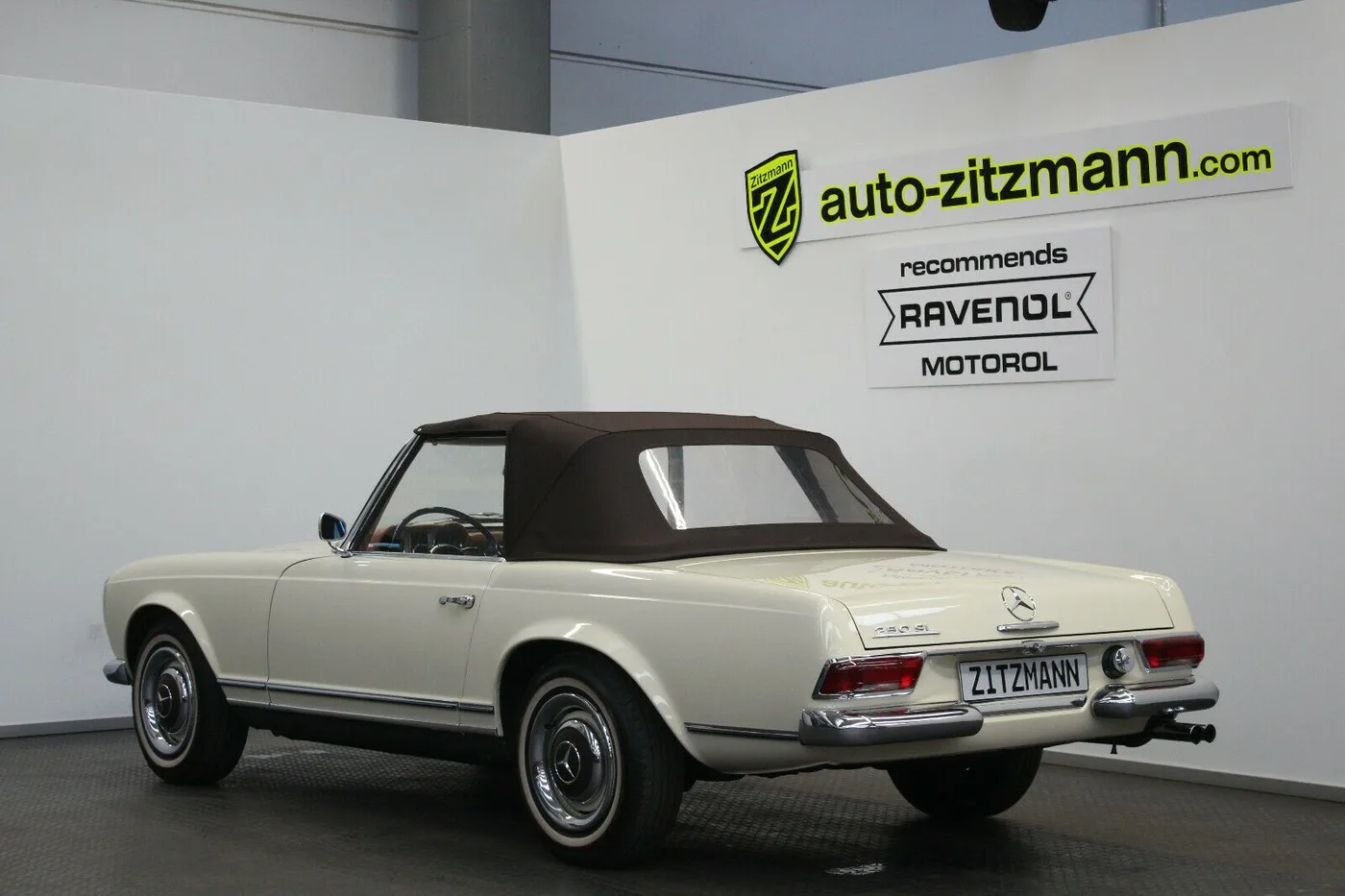 1967 Mercedes-Benz 250 SL Pagoda proposée par un concessionnaire spécialisé à Nuremberg, Allemagne, photo 9 sur 15