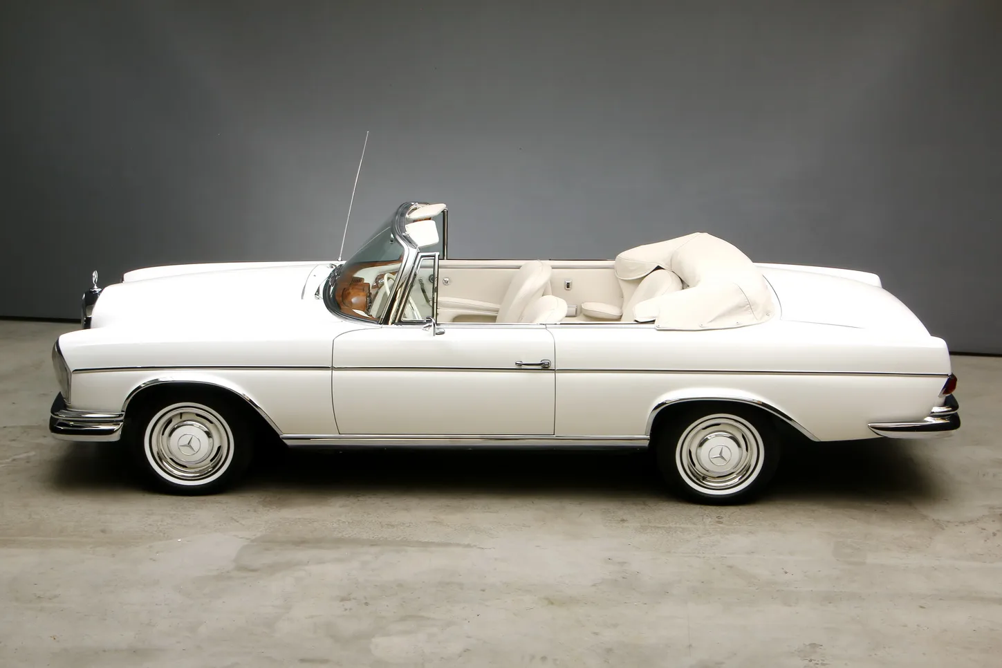 1967 Mercedes-Benz 300 SE Cabriolet 6.3, 2/26