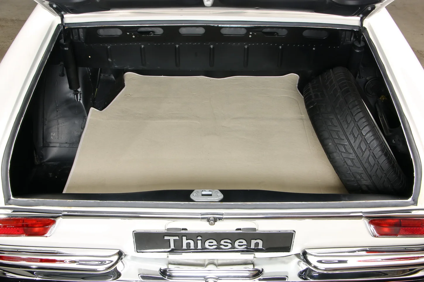 1967 Mercedes-Benz 300 SE Cabriolet 6.3, 24/26