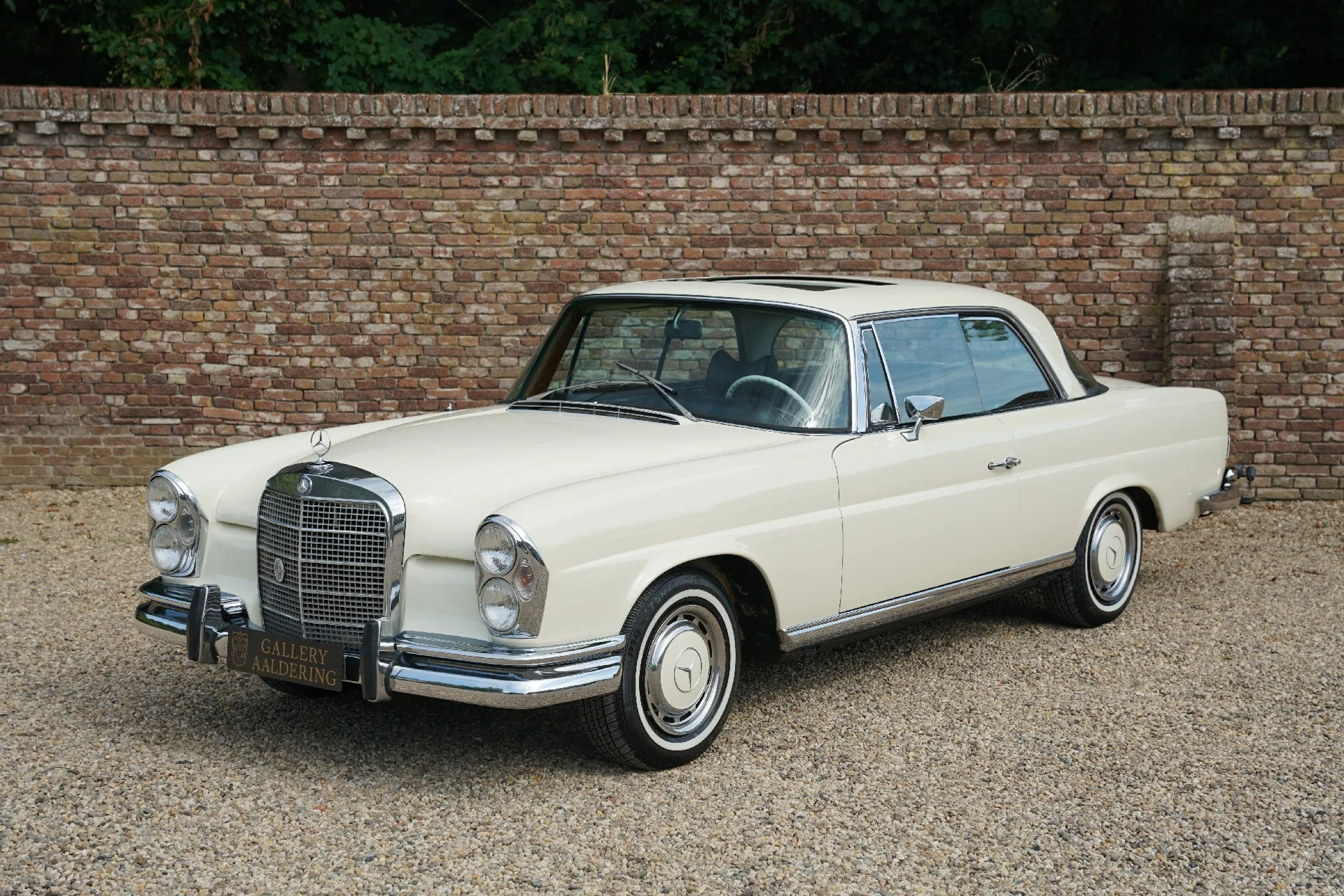 1968 Mercedes-Benz 280 SE Coupé offered by a specialist dealer in Brummen, Netherlands, main photo