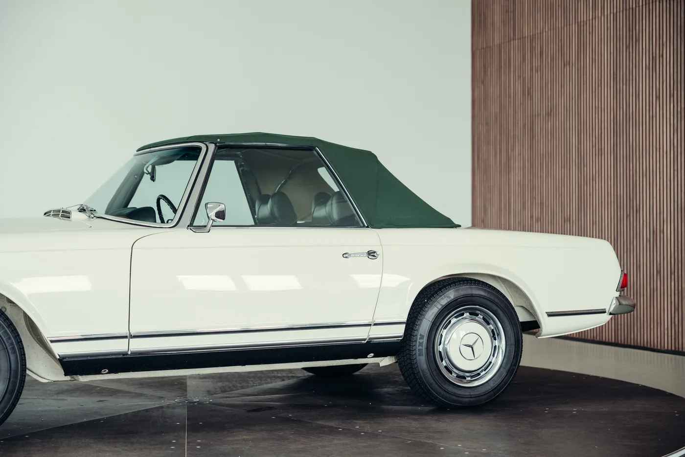 1968 Mercedes-Benz 280 SL Pagoda angeboten von einem Oldtimerspezialisten in Stuttgart, Deutschland, Foto 13 von 25