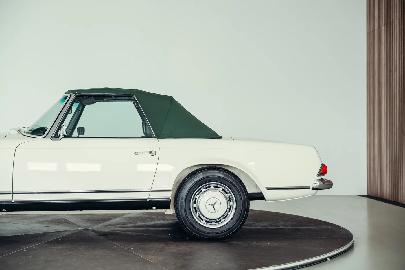 1968 Mercedes-Benz 280 SL Pagoda angeboten von einem Oldtimerspezialisten in Stuttgart, Deutschland, Foto 14 von 25
