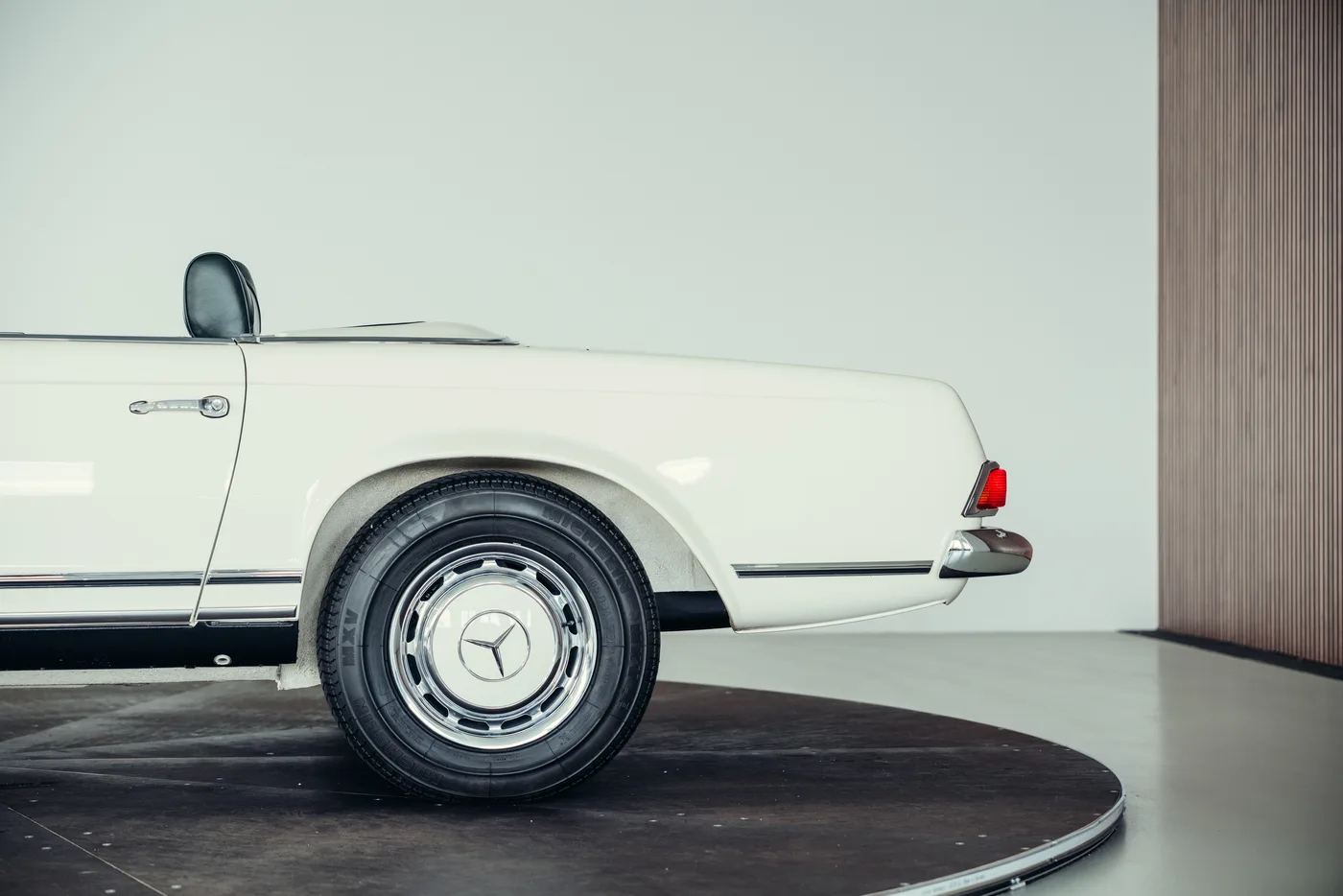 1968 Mercedes-Benz 280 SL Pagoda angeboten von einem Oldtimerspezialisten in Stuttgart, Deutschland, Foto 23 von 25