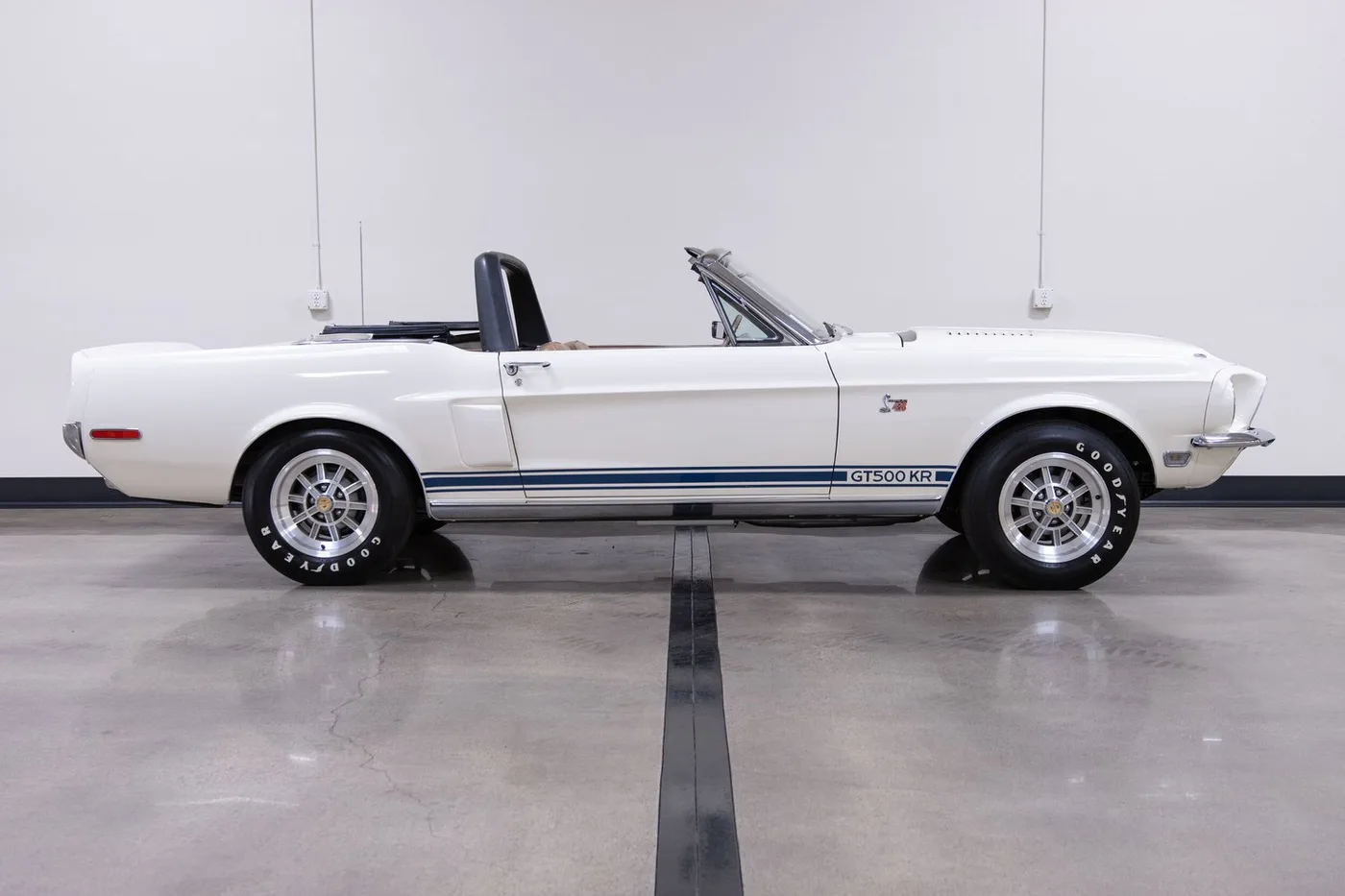 1968 Shelby Mustang GT500KR sold by a specialist dealer in Costa Mesa, United States, photo 9 of 15