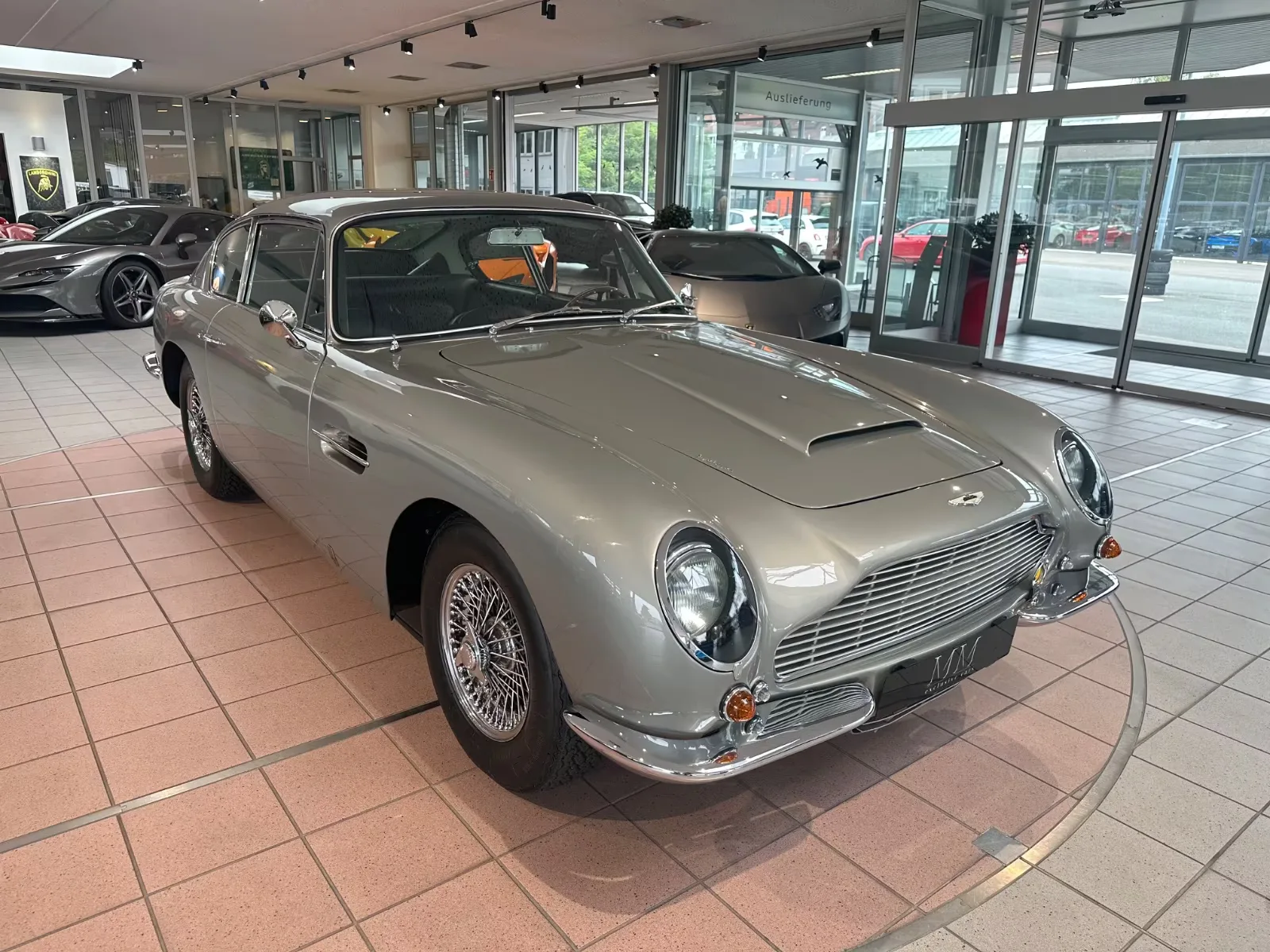1969 Aston Martin DB6 proposée par un concessionnaire spécialisé à Hannover, Allemagne, photo principale