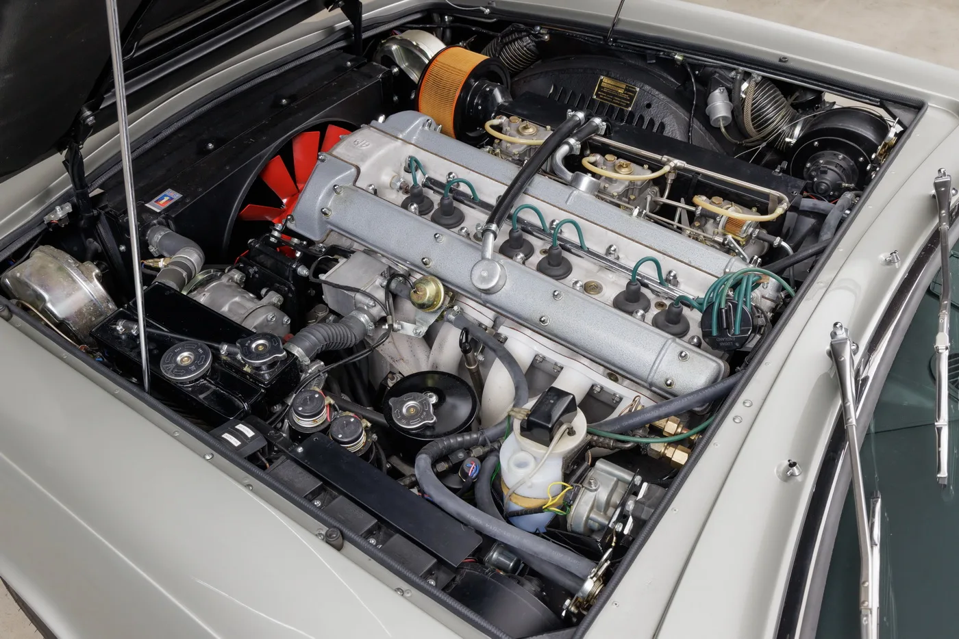 1969 Aston Martin DBS Vantage, 28/30