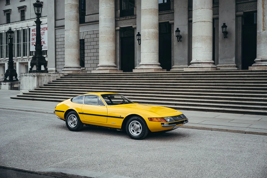 1969 Ferrari 365 GTB/4 Daytona en un concesionario especializado de Taufkirchen, Alemania, foto principal