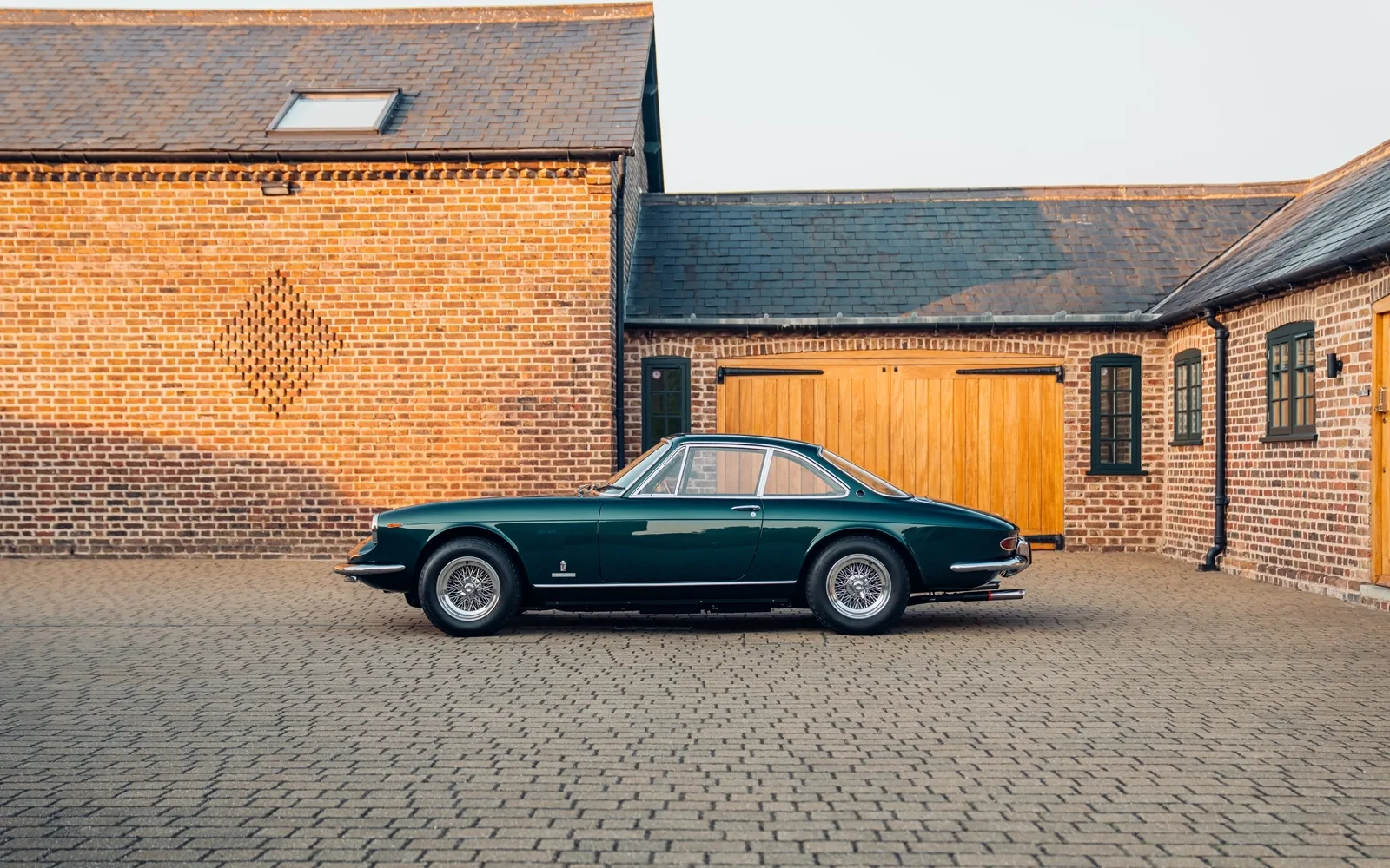 1969 Ferrari 365 GTC proposée par un concessionnaire spécialisé à Chorleywood, Royaume-Uni, photo principale