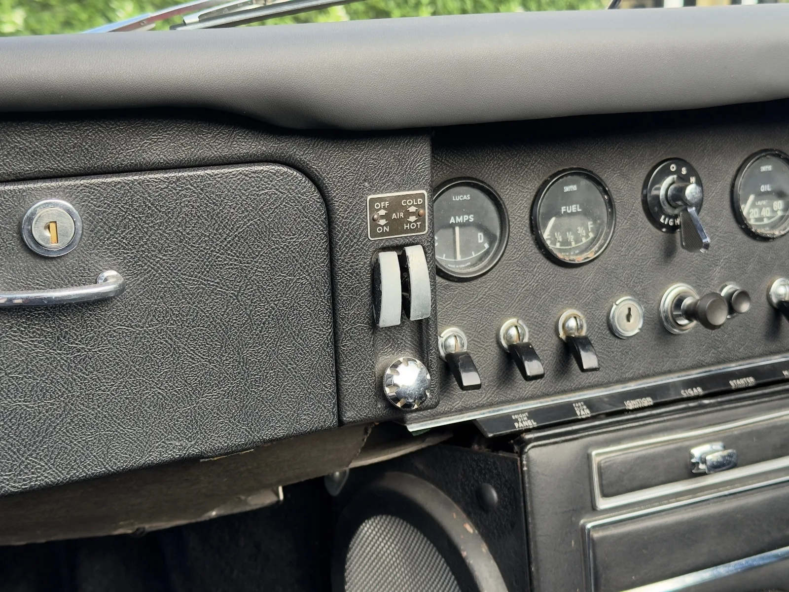 1969 Jaguar E-Type Series 1.5 Roadster, 28/30