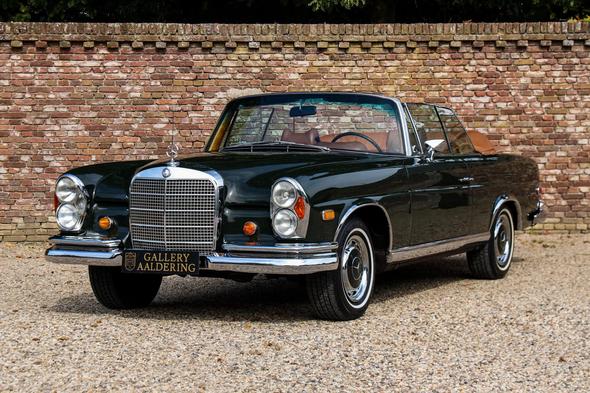 1969 Mercedes-Benz 280 SE Cabriolet offered by a specialist dealer in Brummen, Netherlands, main photo