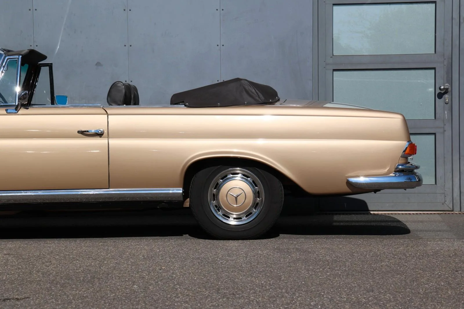 1969 Mercedes-Benz 280 SE Cabriolet, 15/24