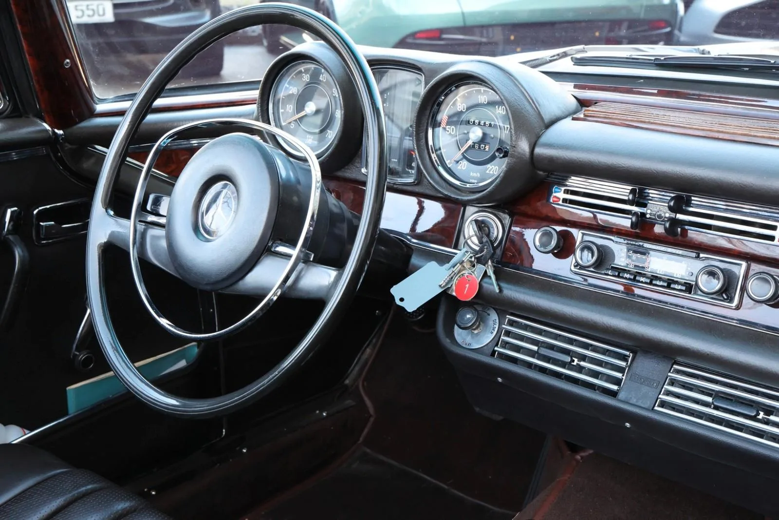 1969 Mercedes-Benz 280 SE Cabriolet, 18/24