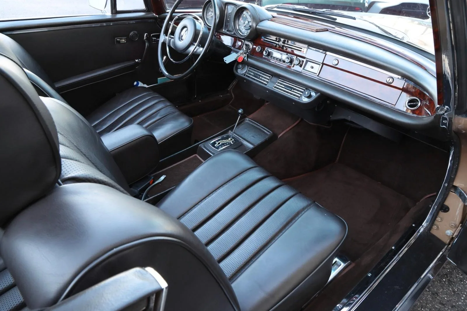 1969 Mercedes-Benz 280 SE Cabriolet, 19/24