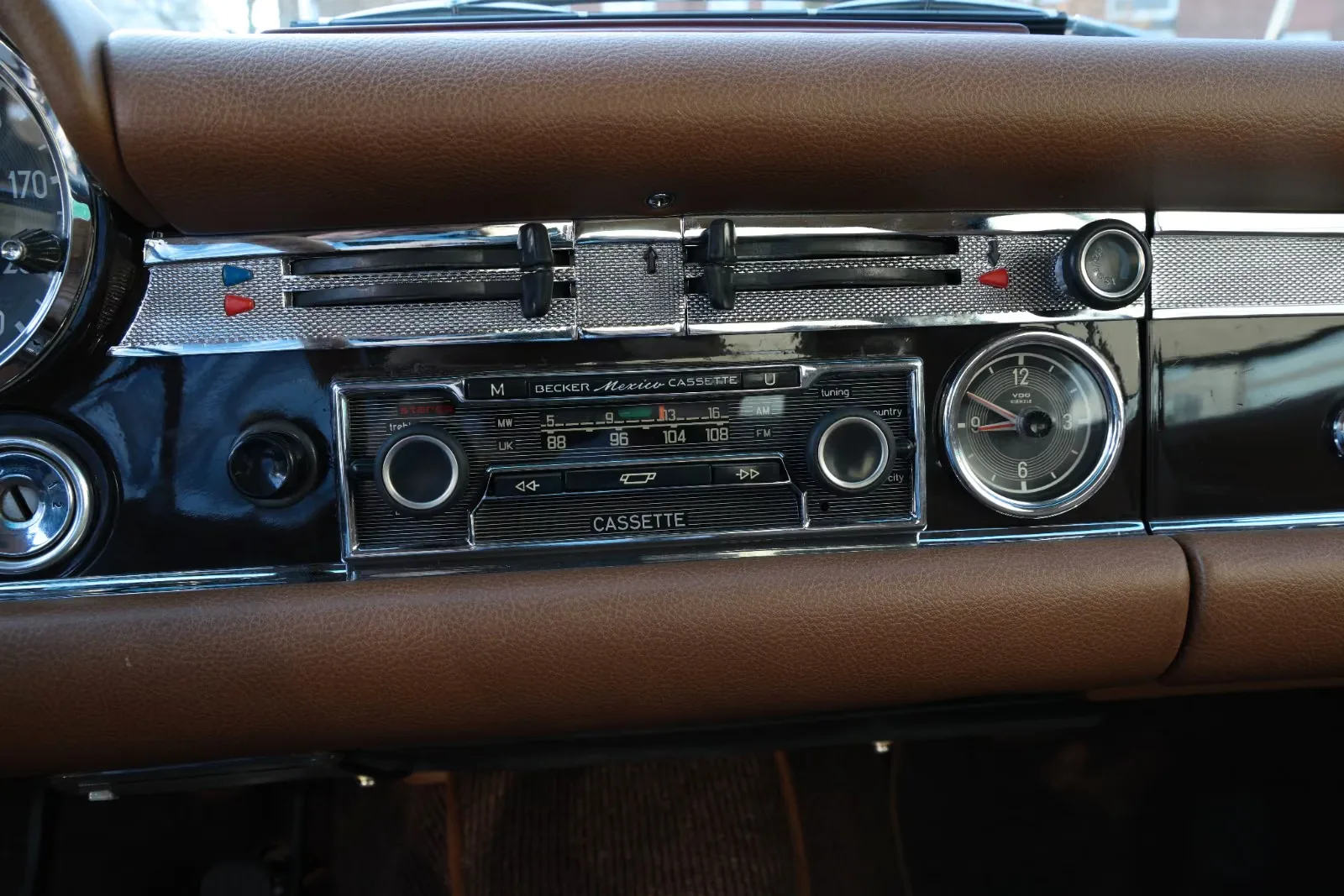 1969 Mercedes-Benz 280 SL California, 18/24