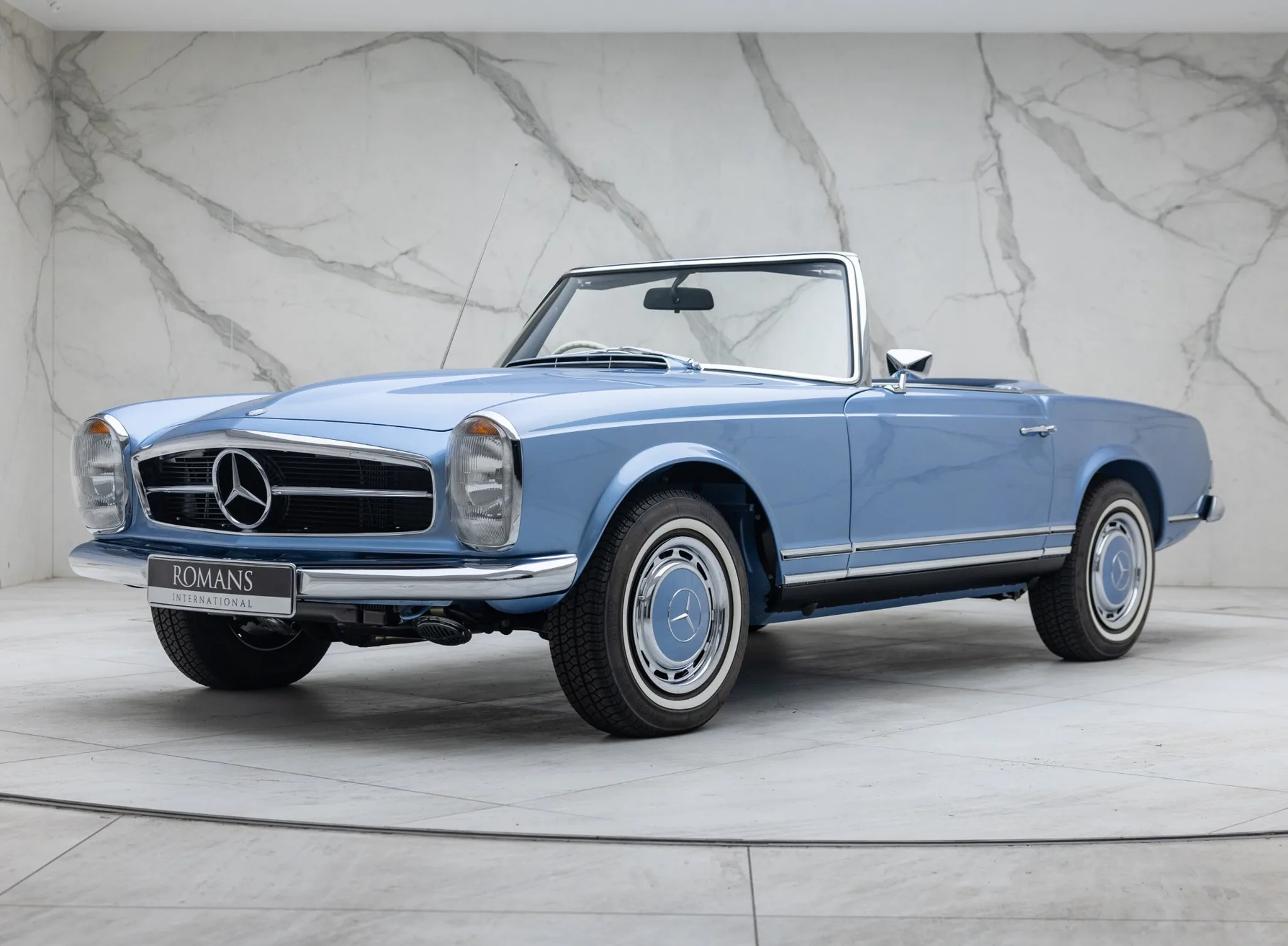 1969 Mercedes-Benz 280 SL Pagoda proposée par un concessionnaire spécialisé à Banstead, Royaume-Uni, photo principale