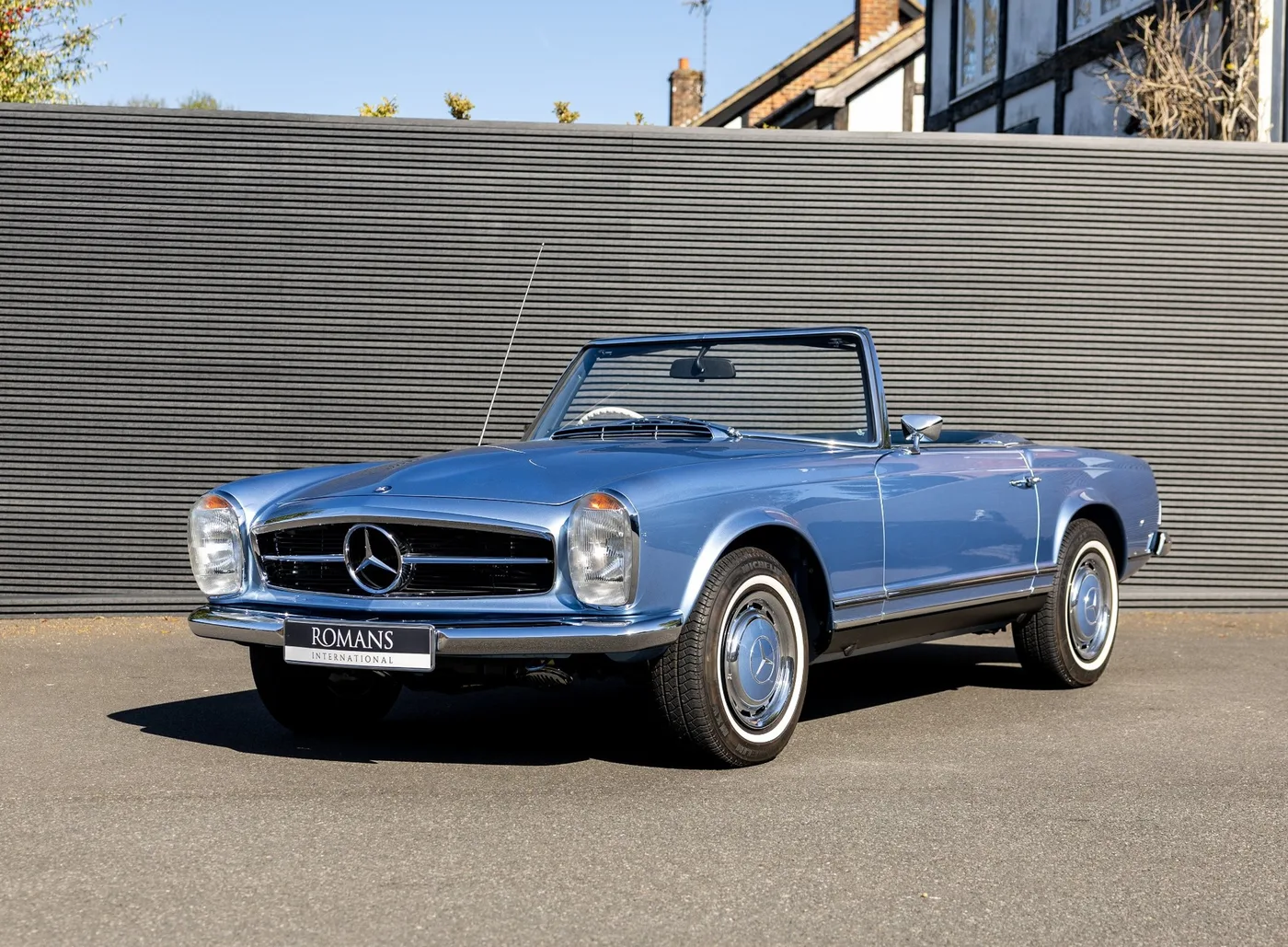 1969 Mercedes-Benz 280 SL Pagoda proposée par un concessionnaire spécialisé à Banstead, Royaume-Uni, photo 2 sur 15
