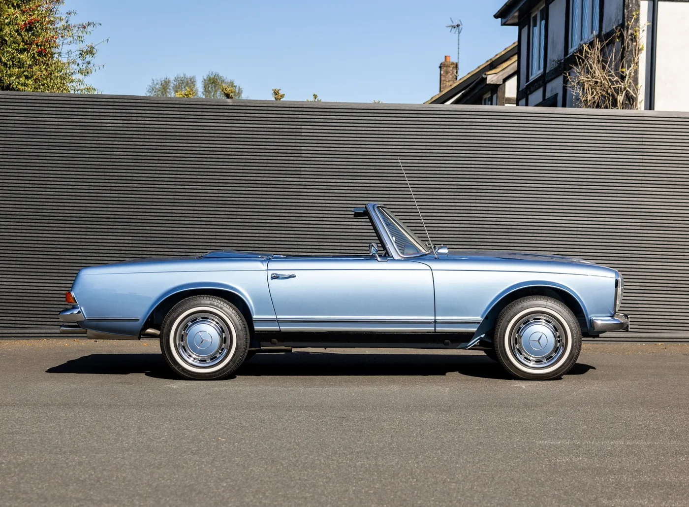 1969 Mercedes-Benz 280 SL Pagoda proposée par un concessionnaire spécialisé à Banstead, Royaume-Uni, photo 3 sur 15