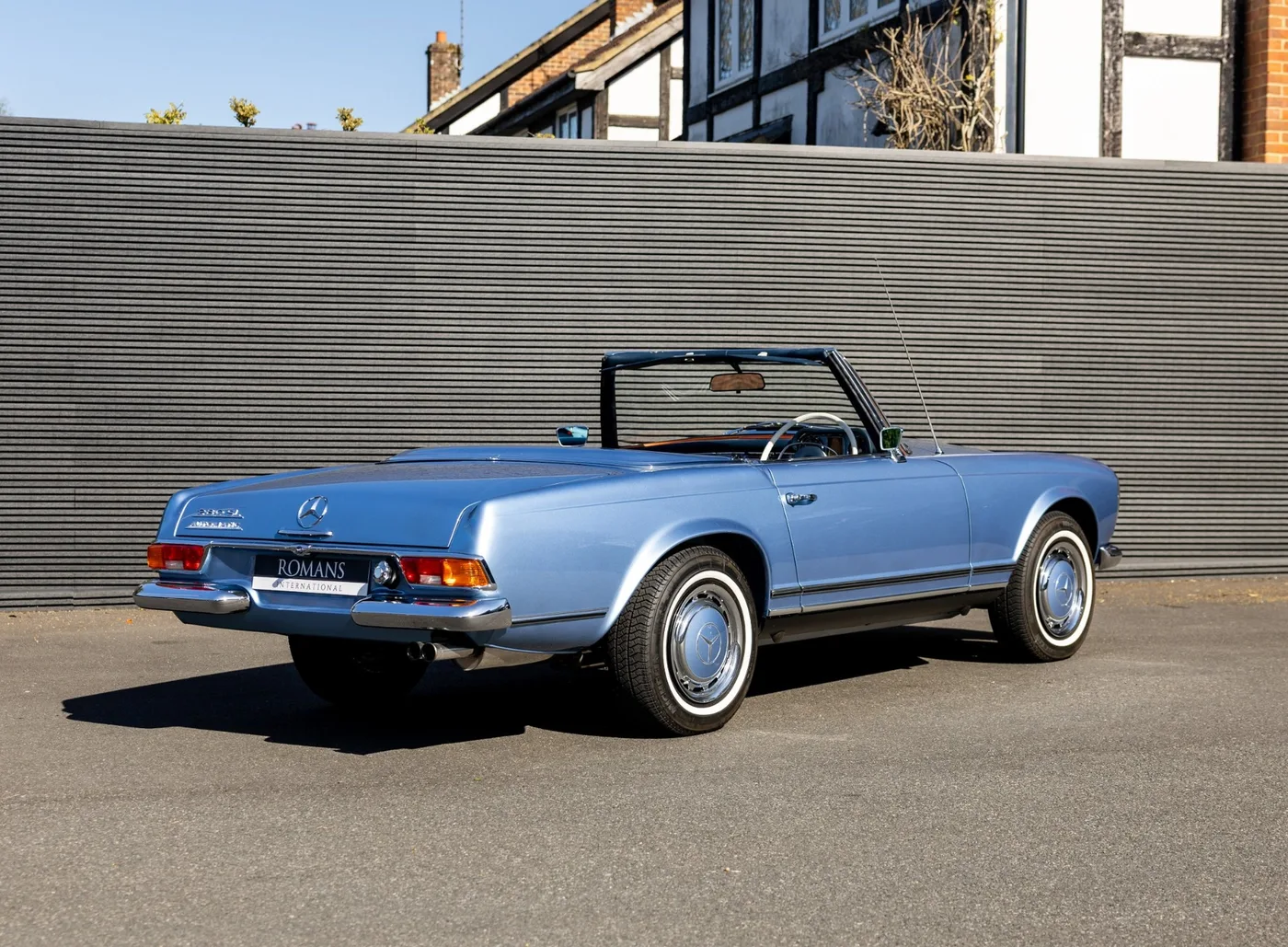 1969 Mercedes-Benz 280 SL Pagoda proposée par un concessionnaire spécialisé à Banstead, Royaume-Uni, photo 4 sur 15
