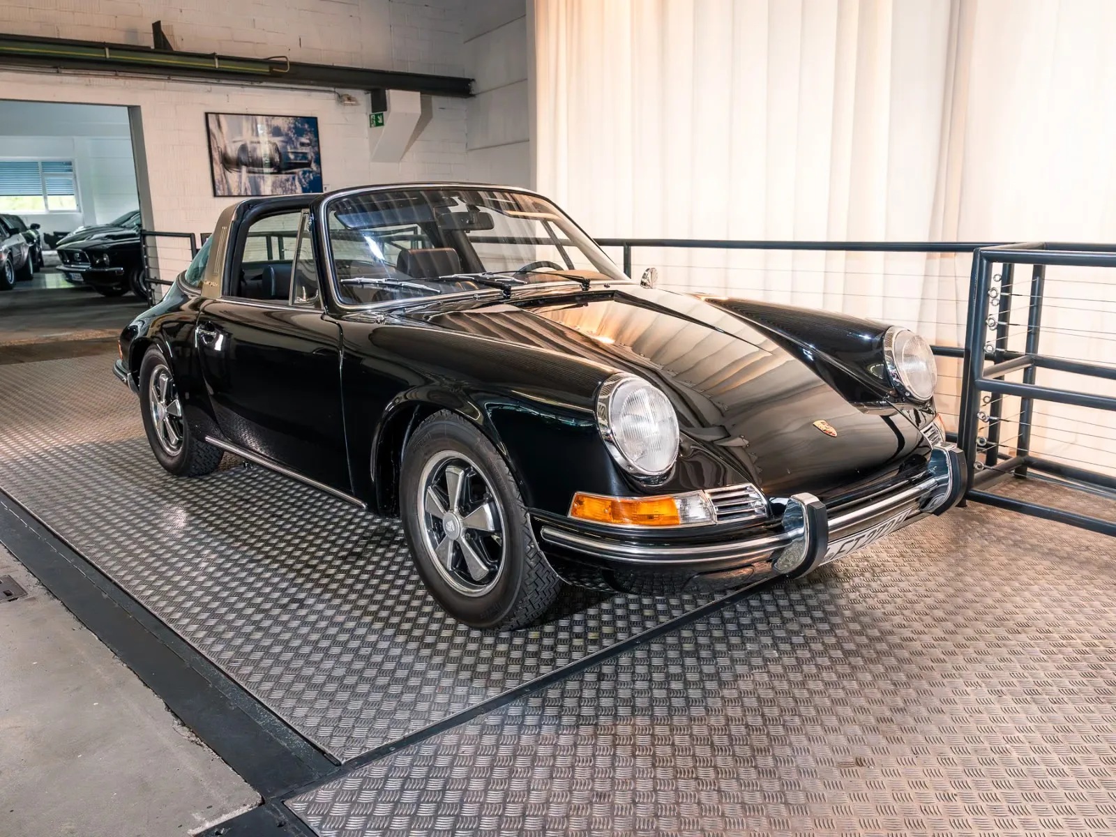 1969 Porsche 911 Targa T 2.0 offered by a specialist dealer in Ismaning, Germany, main photo