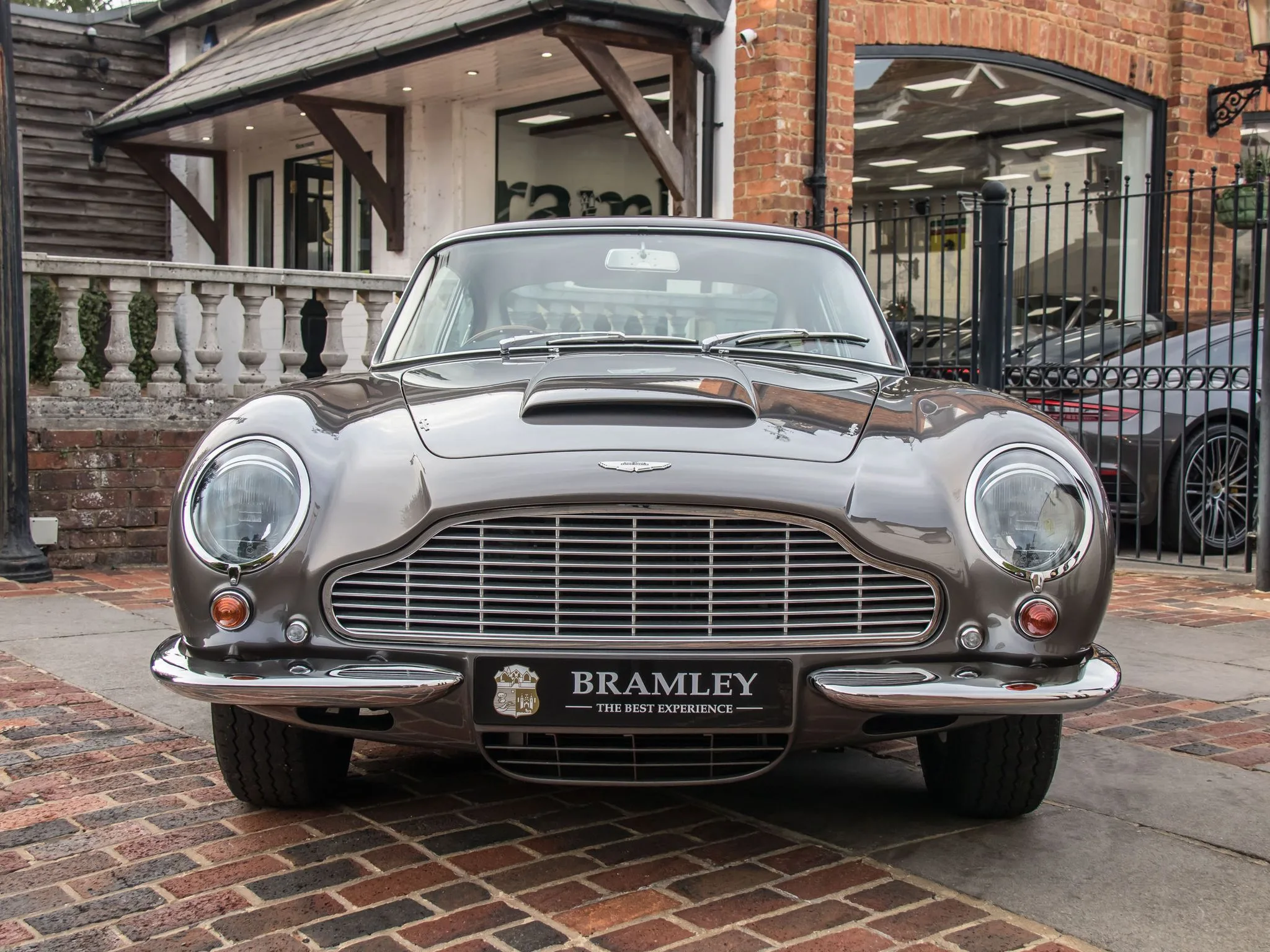 1970 Aston Martin DB6 Mk1, 5/26