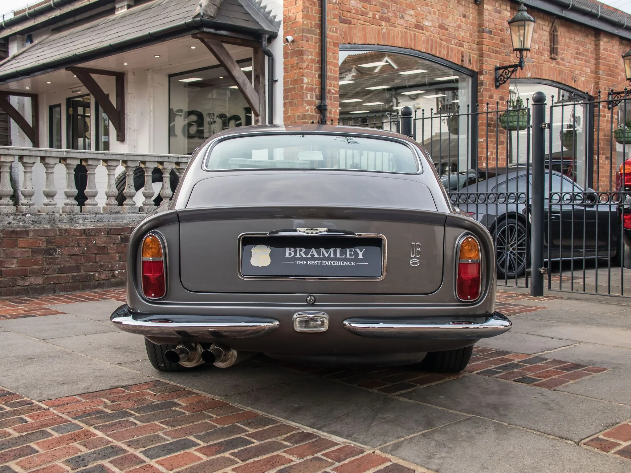 1970 Aston Martin DB6 Mk1, 8/26