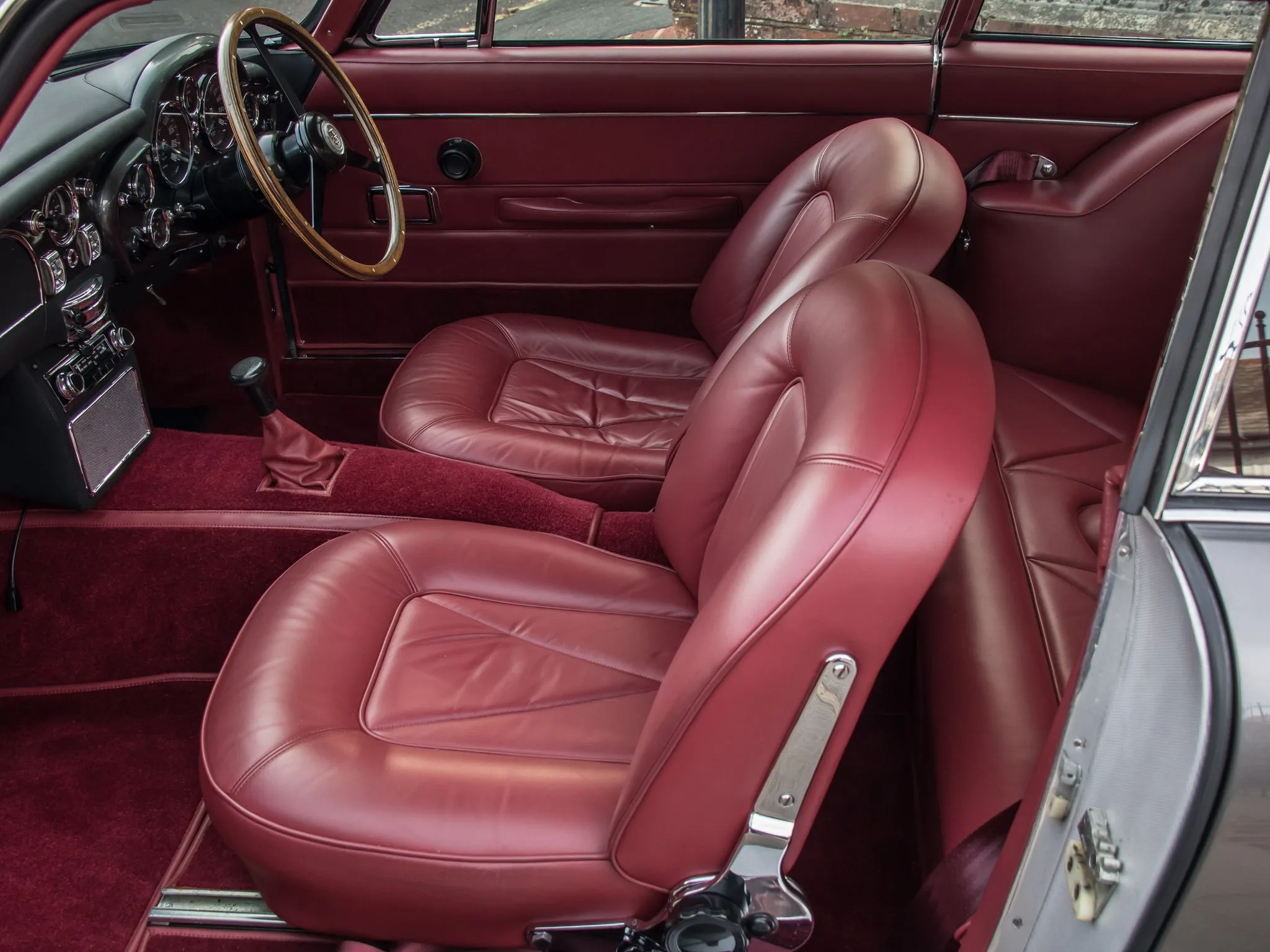 1970 Aston Martin DB6 Mk1, 22/26