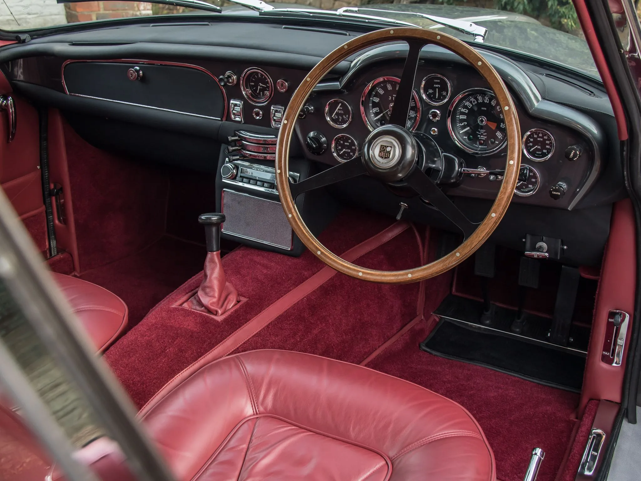 1970 Aston Martin DB6 Mk1, 25/26