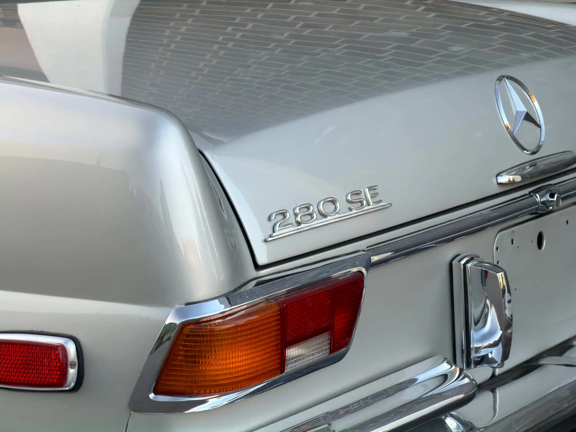 1970 Mercedes-Benz 280 SE 3.5 Cabriolet, 26/30