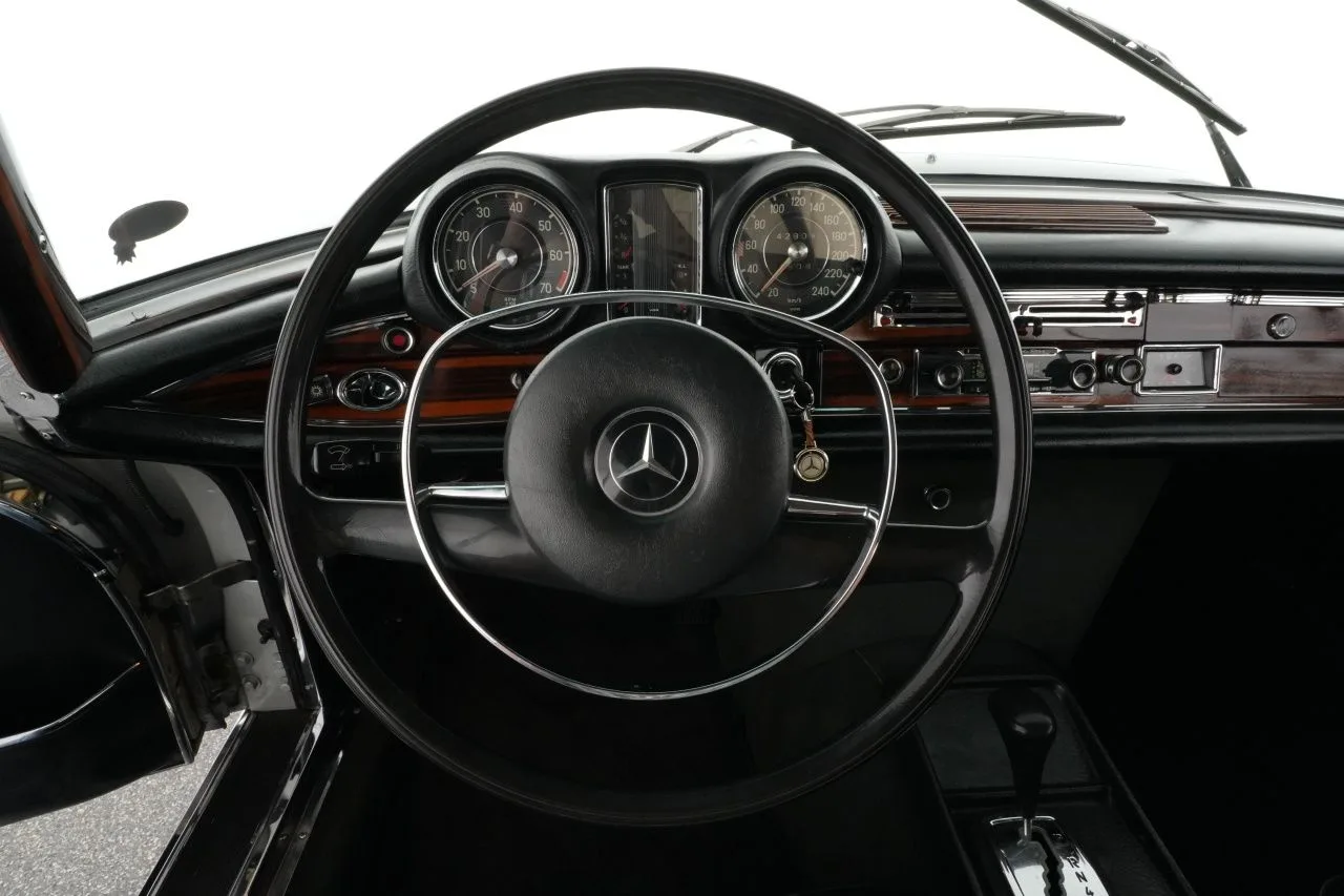 1970 Mercedes-Benz 280 SE 3.5 Cabriolet, 20/30