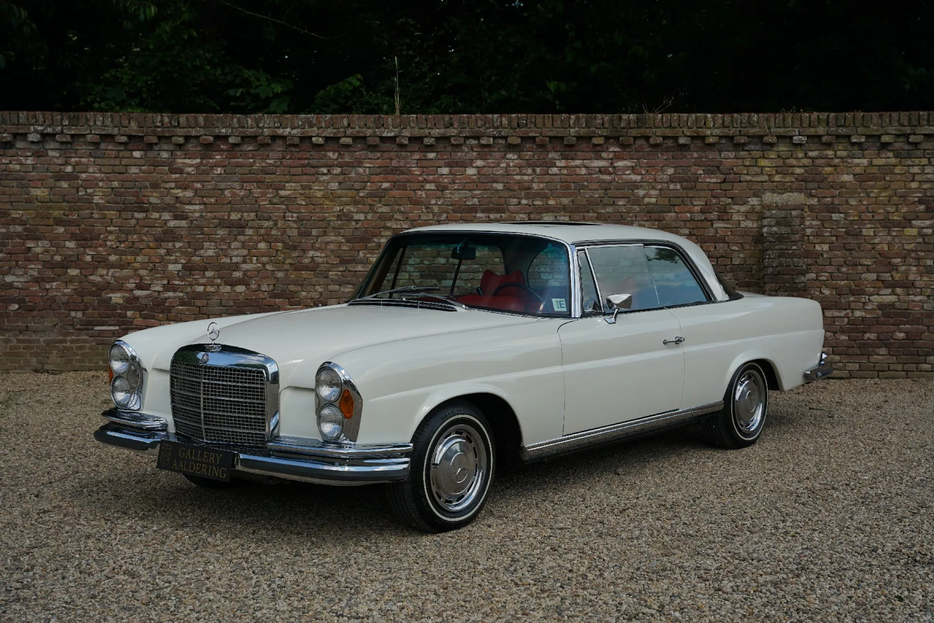 1970 Mercedes-Benz 280 SE 3.5 Coupé offered by a specialist dealer in Brummen, Netherlands, main photo