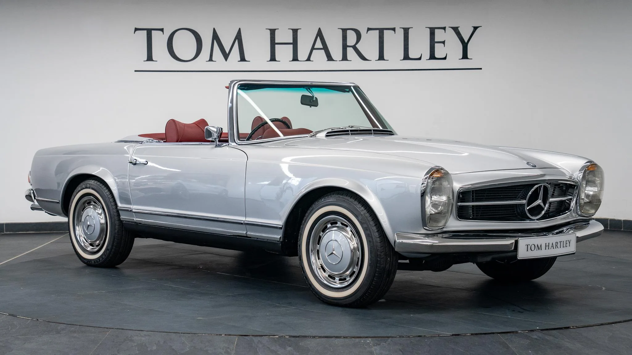 1970 Mercedes-Benz 280 SL Pagoda proposée par un concessionnaire spécialisé à Swadlincote, Royaume-Uni, photo principale