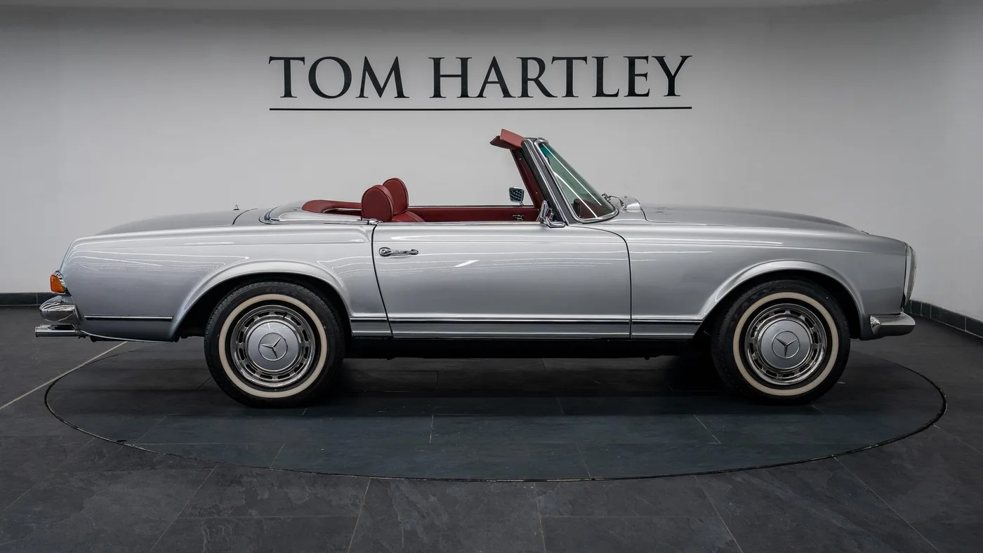 1970 Mercedes-Benz 280 SL Pagoda proposée par un concessionnaire spécialisé à Swadlincote, Royaume-Uni, photo 2 sur 15