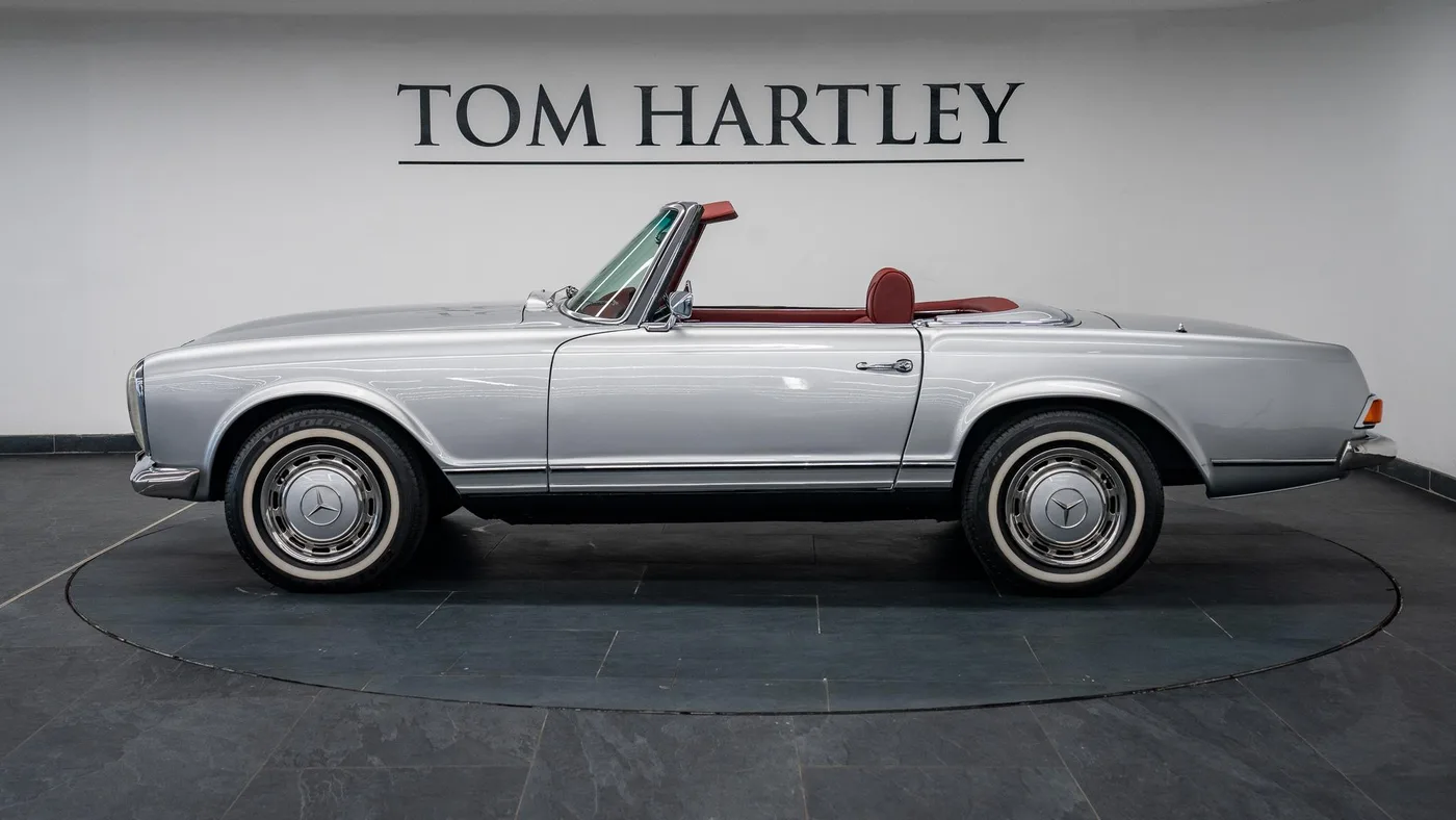 1970 Mercedes-Benz 280 SL Pagoda proposée par un concessionnaire spécialisé à Swadlincote, Royaume-Uni, photo 4 sur 15
