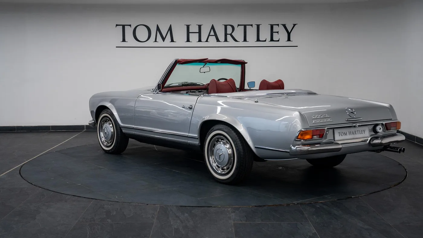 1970 Mercedes-Benz 280 SL Pagoda proposée par un concessionnaire spécialisé à Swadlincote, Royaume-Uni, photo 5 sur 15