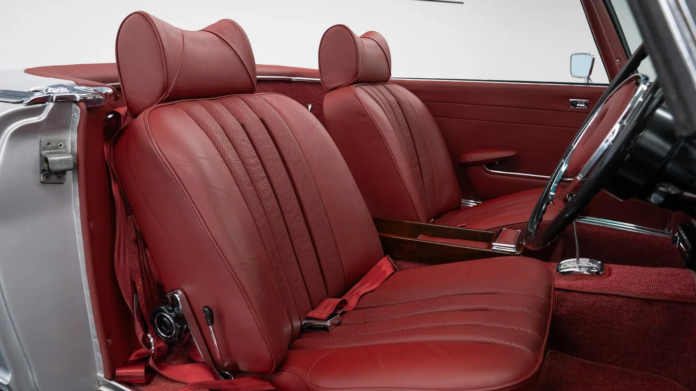 1970 Mercedes-Benz 280 SL Pagoda proposée par un concessionnaire spécialisé à Swadlincote, Royaume-Uni, photo 6 sur 15
