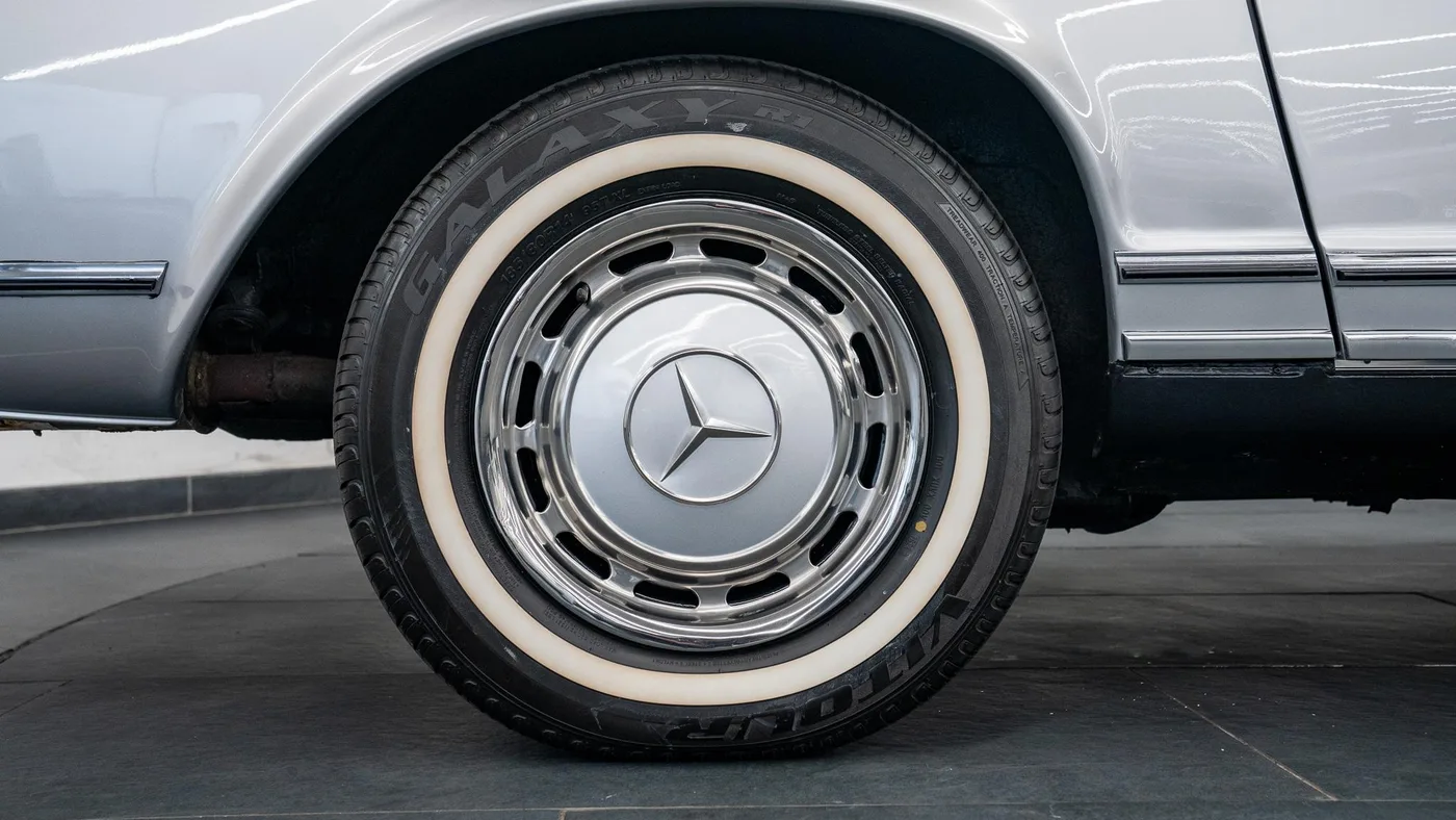 1970 Mercedes-Benz 280 SL Pagoda proposée par un concessionnaire spécialisé à Swadlincote, Royaume-Uni, photo 7 sur 15