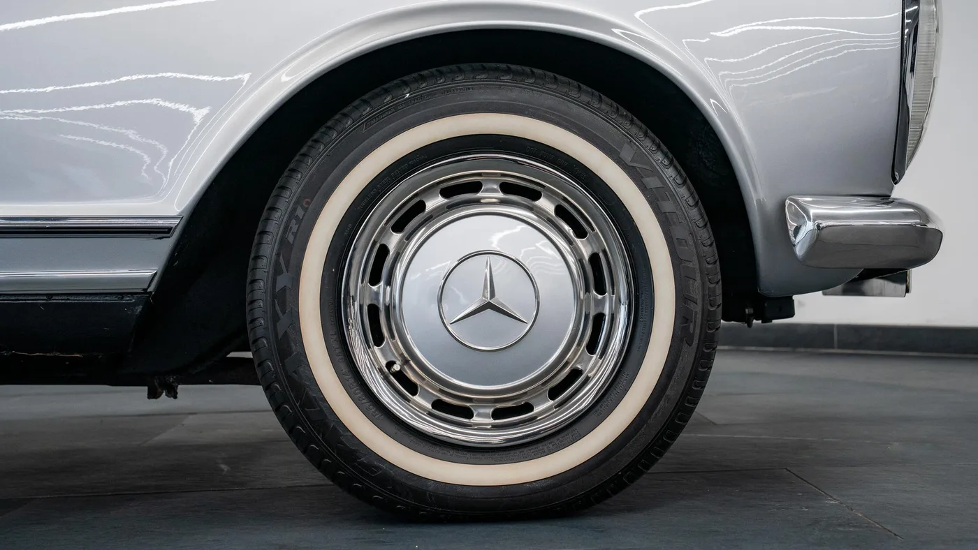 1970 Mercedes-Benz 280 SL Pagoda proposée par un concessionnaire spécialisé à Swadlincote, Royaume-Uni, photo 8 sur 15