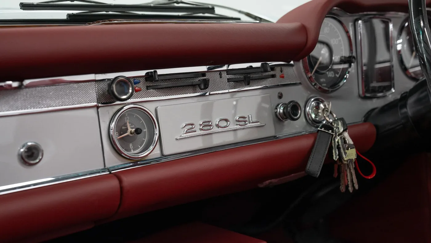 1970 Mercedes-Benz 280 SL Pagoda proposée par un concessionnaire spécialisé à Swadlincote, Royaume-Uni, photo 11 sur 15