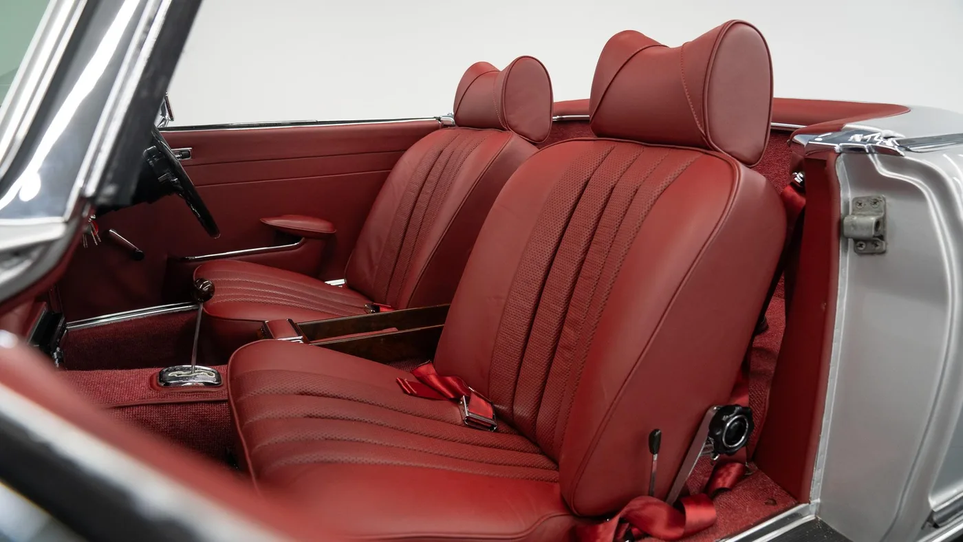 1970 Mercedes-Benz 280 SL Pagoda proposée par un concessionnaire spécialisé à Swadlincote, Royaume-Uni, photo 12 sur 15