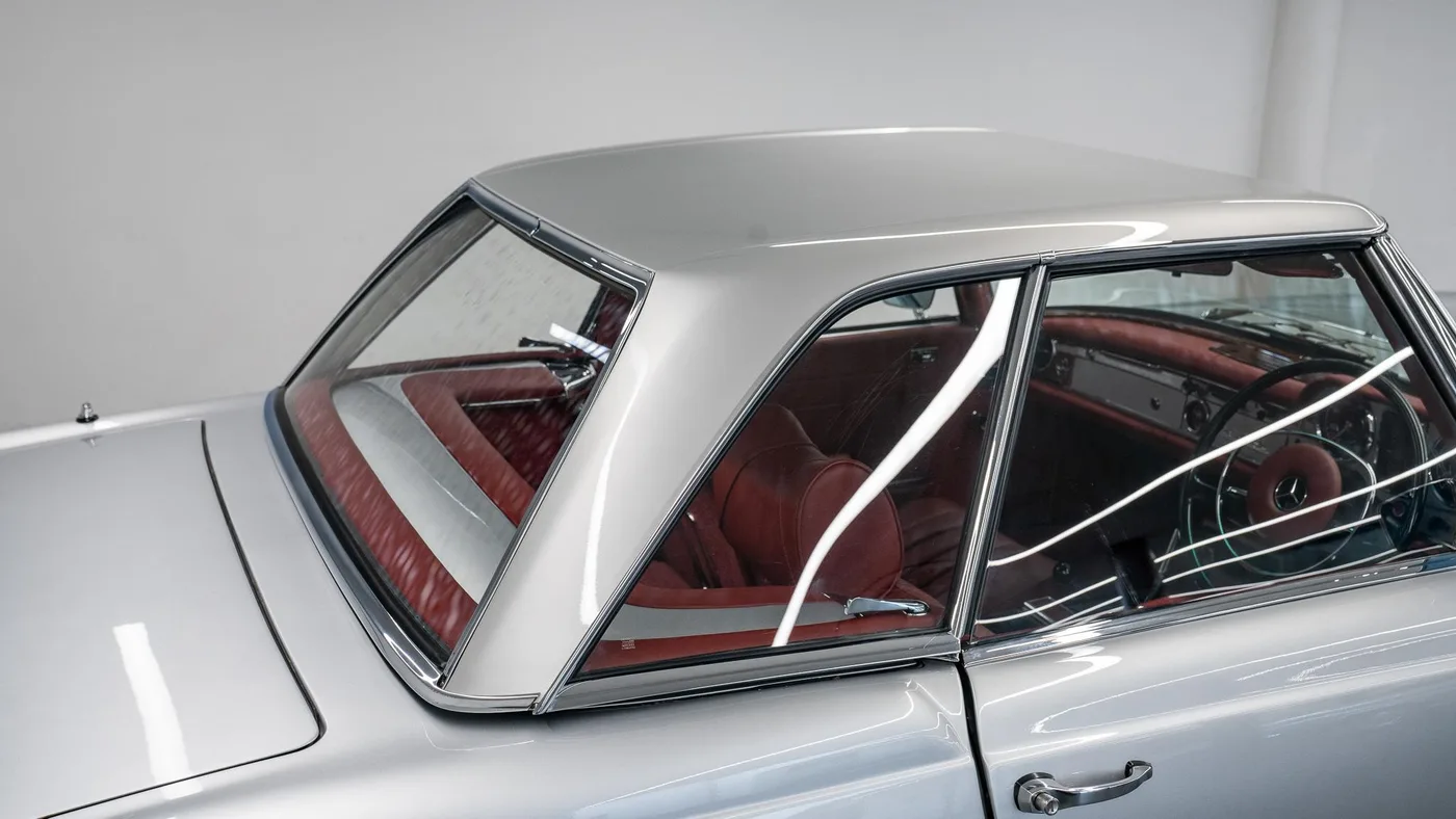 1970 Mercedes-Benz 280 SL Pagoda proposée par un concessionnaire spécialisé à Swadlincote, Royaume-Uni, photo 13 sur 15