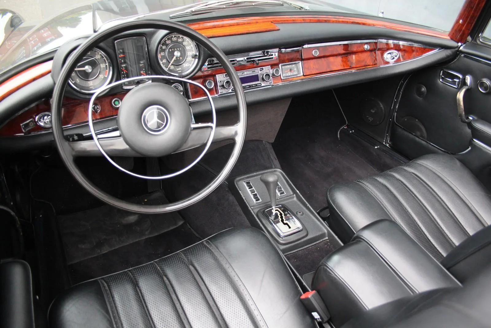 1971 Mercedes-Benz 280 SE 3.5 Cabriolet, 3/25