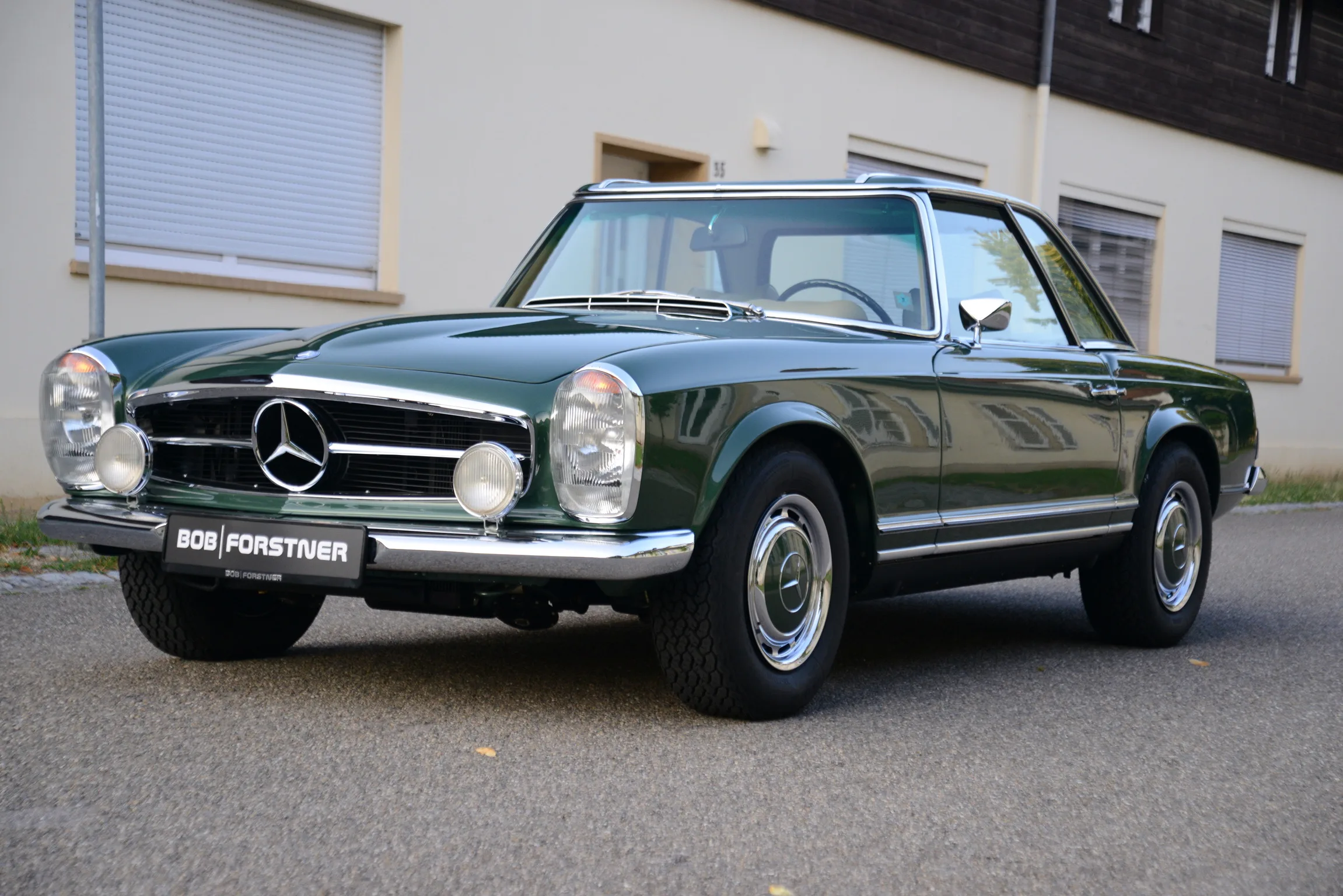 1971 Mercedes-Benz 280 SL proposée par un concessionnaire spécialisé à Stuttgart, Allemagne, photo principale