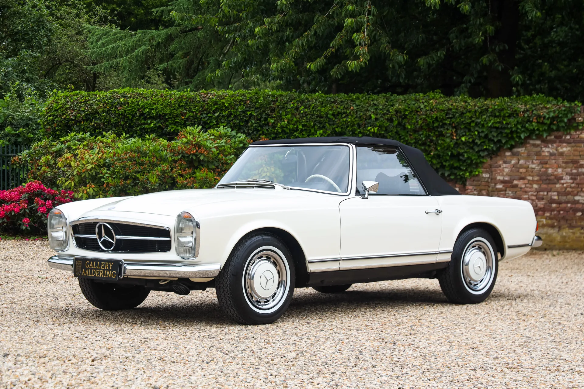 1971 Mercedes-Benz 280 SL offered by a specialist dealer in Brummen, Netherlands, main photo