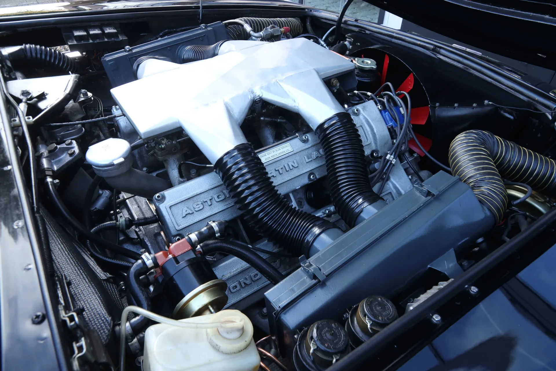 1972 Aston Martin V8 Series 2, 16/30