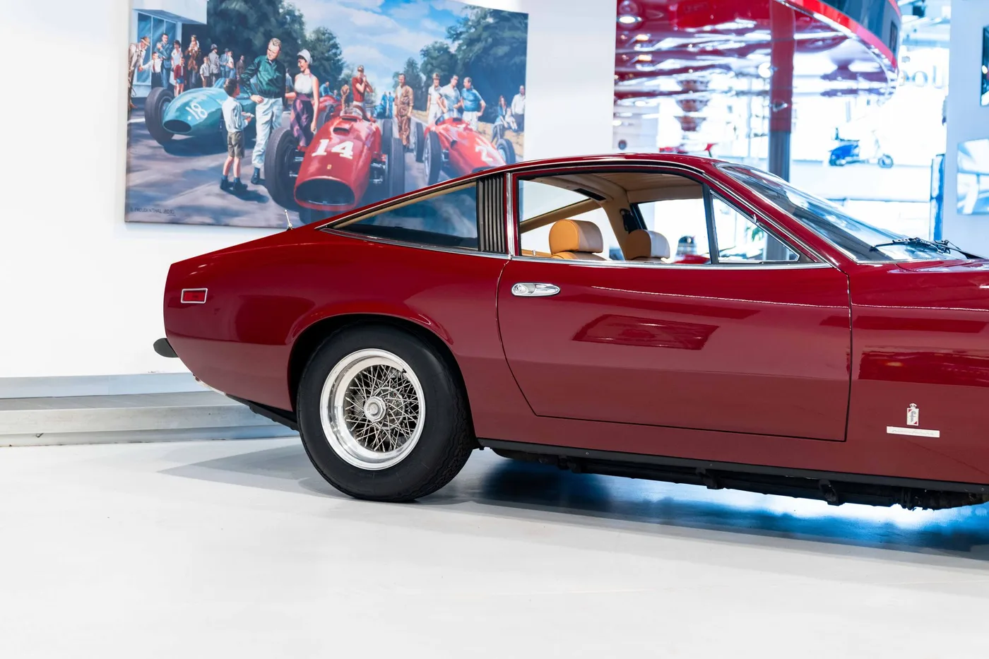 1972 Ferrari 365 GTC/4 proposée par un spécialiste de la voiture de collection à London, Royaume-Uni, photo 7 sur 22