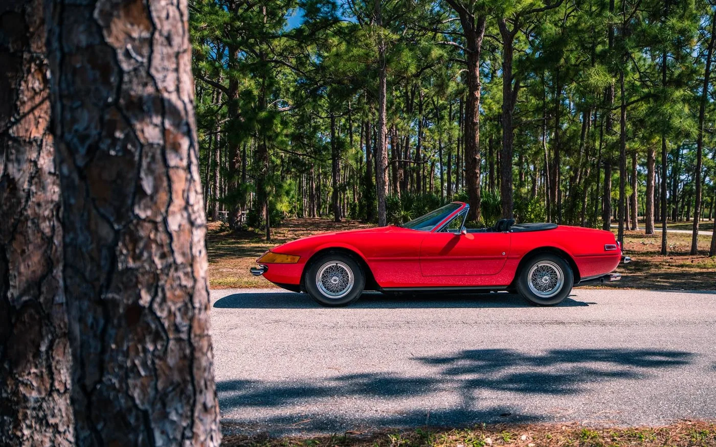 1972 Ferrari 365 GTS/4 Daytona Spyder proposée par un concessionnaire spécialisé à Chorleywood, Royaume-Uni, photo 3 sur 15